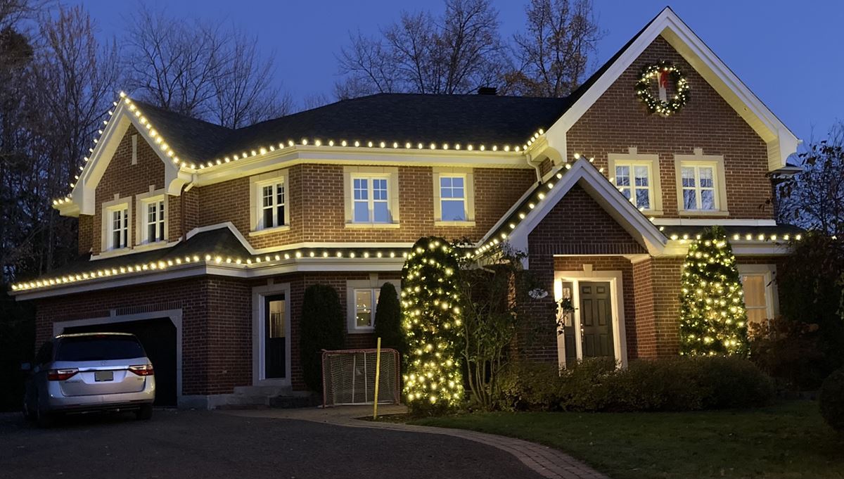 Christmas lighting installation in blainville qc